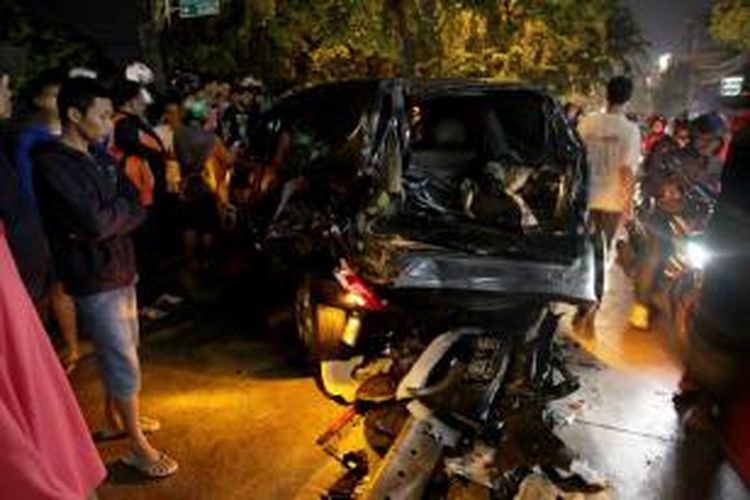 Warga berkerumun di lokasi kecelakaan lalu lintas di Jalan Sultan Iskandar Muda, Arteri Pondok Indah, Jakarta Selatan, Selasa (20/1/2015) malam. Kecelakaan empat mobil dan empat sepeda motor terjadi sekitar pukul 20.00 mengakibatkan kemacetan panjang hingga Gandaria. KOMPAS / LUCKY PRANSISKA
