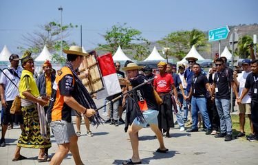 Serunya Aktivitas Pebalap MotoGP Mandalika, Beli Topi Caping dan ...