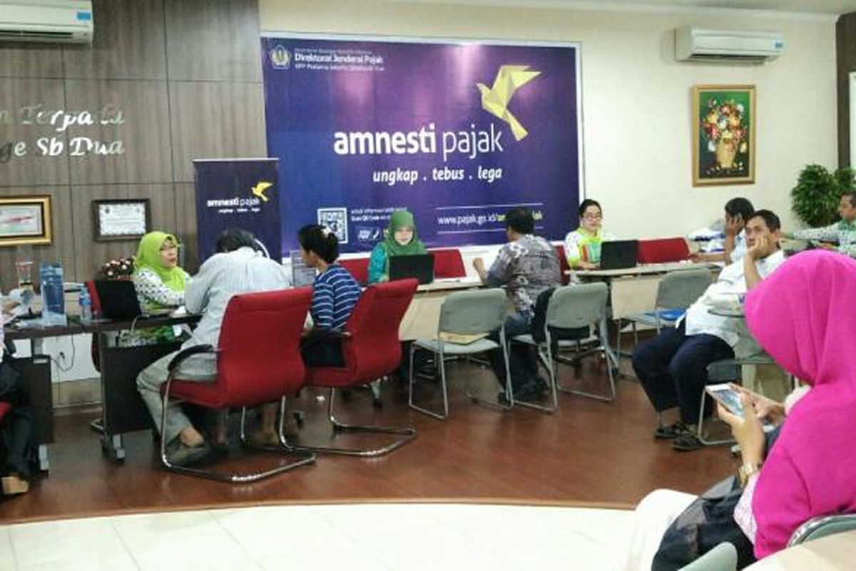 Pelayanan tax amnesty di Kantor Pelayanan Pajak Pratama Setiabudi Dua, Jakarta Selatan, Jumat (30/9/2016).