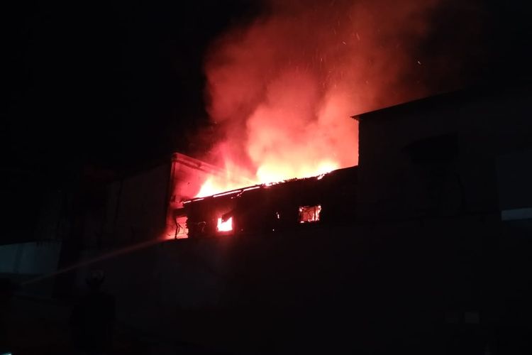 Kebakaran di kawasan Rawa Buaya, Cengkareng, Jakarta Barat dilahap pada Sabtu (13/3/2021).