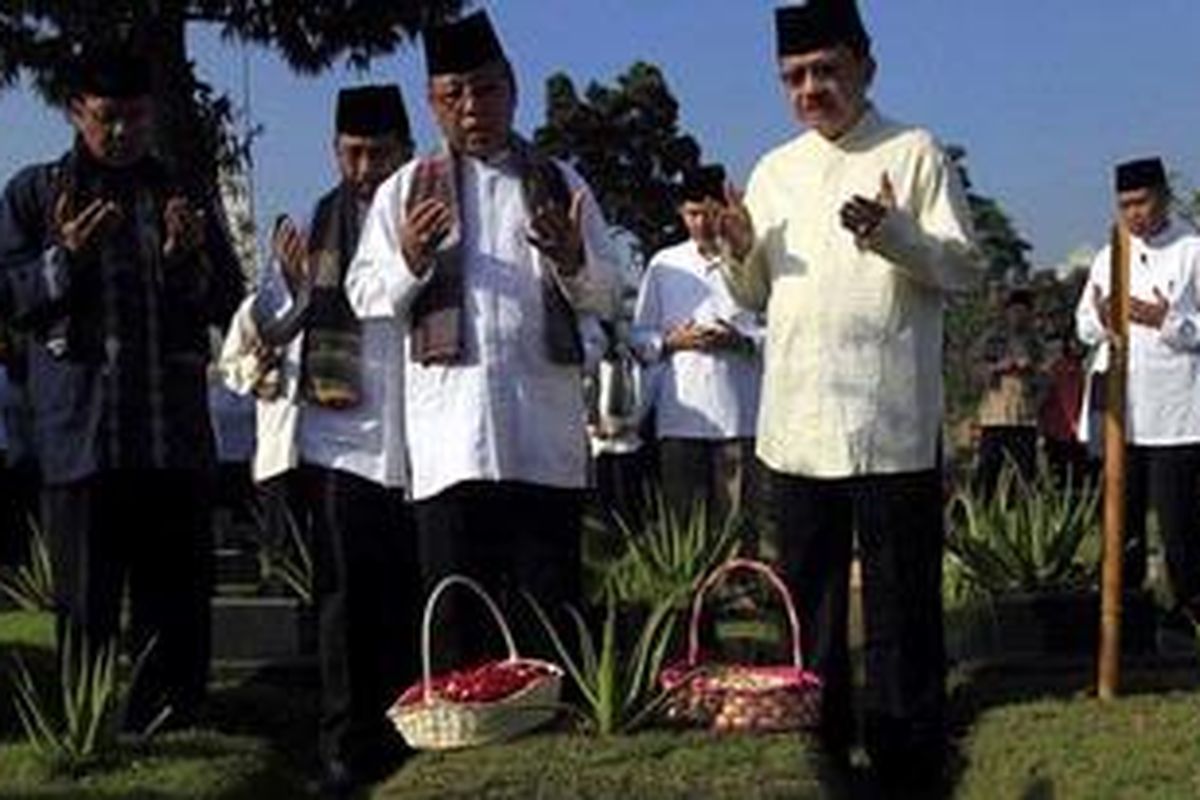 Gubernur DKI Jakarta, Fauzi Bowo berziarah ke makam keluarga dan pahlawan di TPU Karet Bivak, Jakarta Pusat, Jumat (18/6/2010). Selain mengenang jasa besar pahlawan kegiatan ziarah bertujuan untuk menyambut HUT Jakarta ke-483 yang jatuh pada tanggal 22 Juni 2010. 