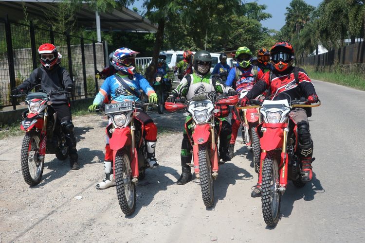 Kegiatan jelajah jalan off-road menggunakan CRF150L.