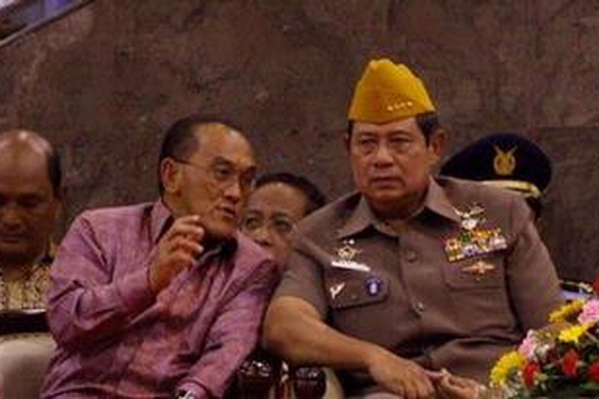 Aburizal Bakrie (kiri) dan Presiden Susilo Bambang Yudhoyono (kanan) saat menghadiri peringatan Hari Perdamaian Dunia di Istora Senayan Jakarta, Selasa (23/9/2008). 