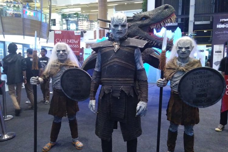 Night King dan dua White Walker dalam bentuk cosplayer menarik perhatian pengunjung 23 Paskal Bandung pada Sabtu-Minggu (11-12 Mei 2019).