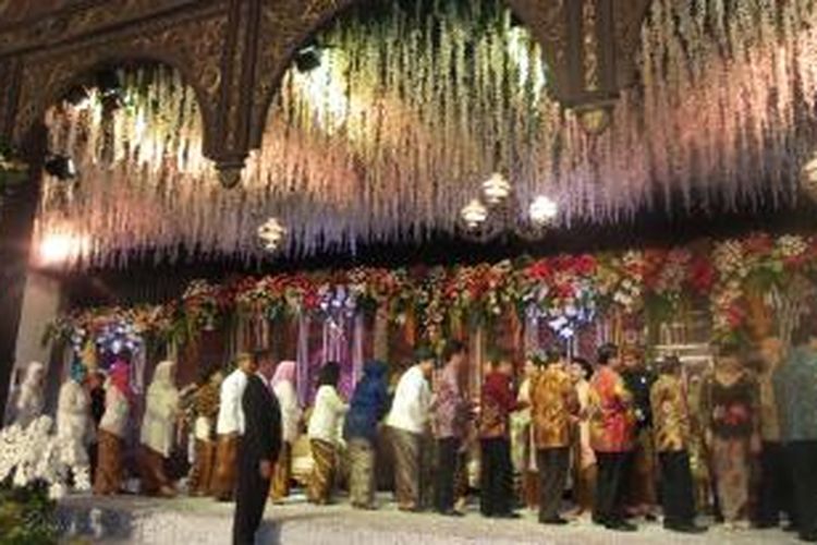 Suasana pelaminan mempelai Gibran Rakabuming Raka dan Selvi Ananda di Gedung Graha Saba Buwana, Solo, Kamis (11/6/2015).