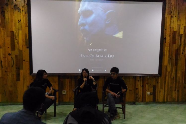 Yongki Ongestu (kanan) dan Yuris Aryanna (tengah) memberikan keterangan tentang film bertajuk End of Black Era dalam acara screening film di Dusun Jogja Village Inn, Jalan Menukan, Kelurahan Brontokusuma, Kecamatan Mergangsan, Kota Yogyakarta, Jumat (16/6/2017) malam. 