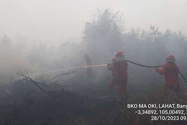 Proses pemadaman api yang membakar lahan gambut di Kabupaten Ogan Komering Ilir (OKI), Sumatera Selatan.