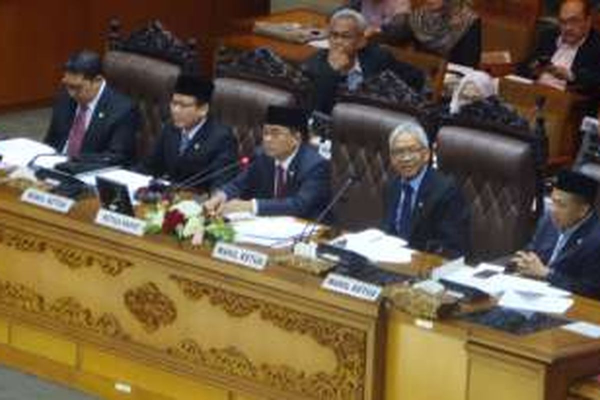 Ketua DPR RI Ade Komarudin (tengah) memimpin sidang paripurna pengesahan RUU Tax Amnesty dan APBN-P 2016, Selasa (28/6/2016)