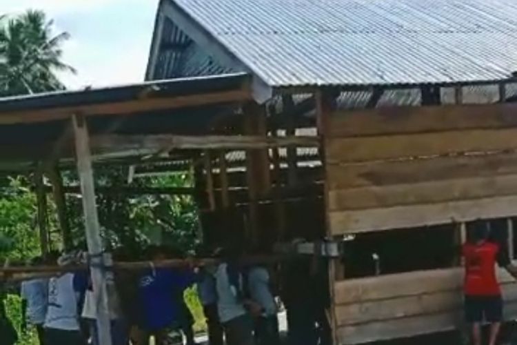 Sejumlah warga dan keluarga bergotong royong mengangkat rangka dan tiang rumah 5 kepala keluarga di Kabupaten Kolaka Utara, Provinsi Sulawesi Tenggara karena beda pilihan saat pilkades.