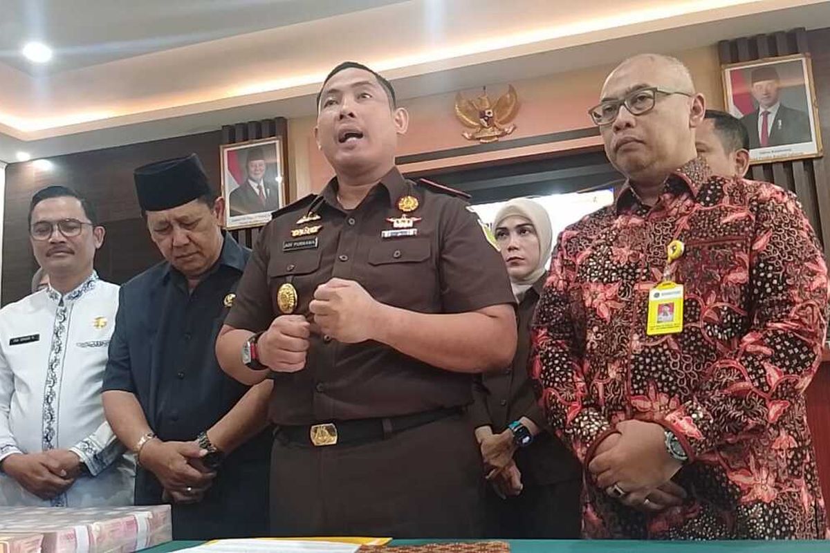 Kejari Sumedang saat ekspose pemulihan PAD Rp 1,6 miliar dari pajak Minerba, Kamis (23/10/2025). KOMPAS.com/AAM AMINULLAH