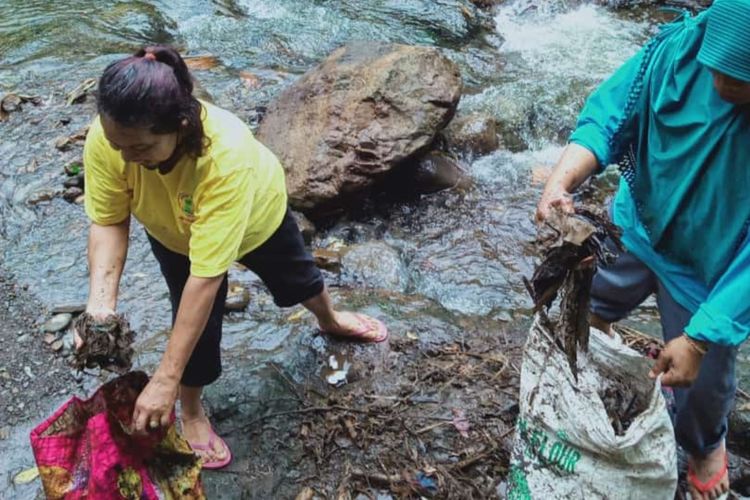 Ibu-ibu memunguti sampah yang berada di Sungai Kalibanteng