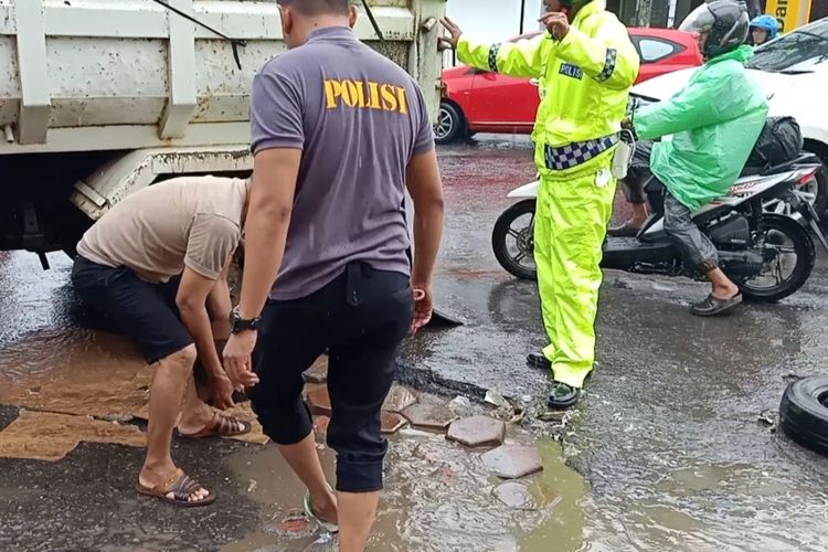 Aparat kepolisian di Kabupaten Gowa, Sulawesi Selatan menutup jalan berlubang yang mengakibatkan seorang pengendara wanita tewas. Sabtu, (1/2/2020).