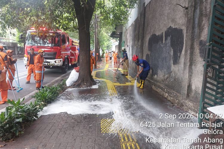 Bau Pesing di JPO Stasiun Palmerah Dibersihkan, Pakai Mobil Damkar dan Sabun