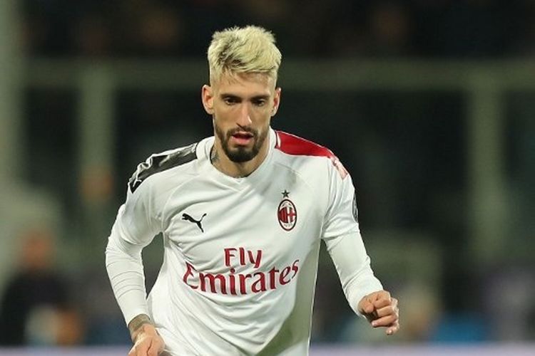 Aksi winger AC Milan asal Spanyol, Samuel Castillejo, pada pertandingan Liga Italia menghadapi Fiorentina di Stadion Artemio Franchi, 22 Februari 2020.