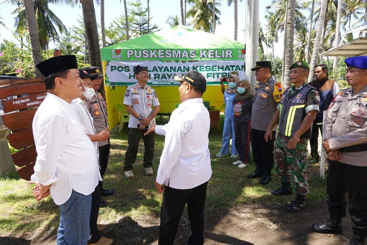 Wakil Bupati Sugirah saat meninjau pos kesehatan di Banyuwangi 