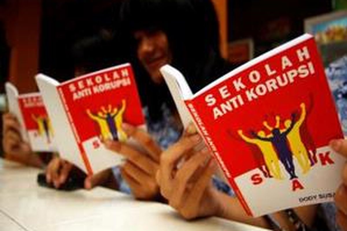 Siswa membaca buku Sekolah Anti Korupsi (SAK) di SMA Negeri 3 Jakarta, Kamis (4/12). 