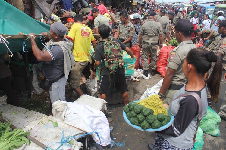 Petugas Satpol PP Pemerintah kota Ambon saat menertibkan lapak pedagang di Pasar Mardika Ambon, Selasa (11/4/2017)