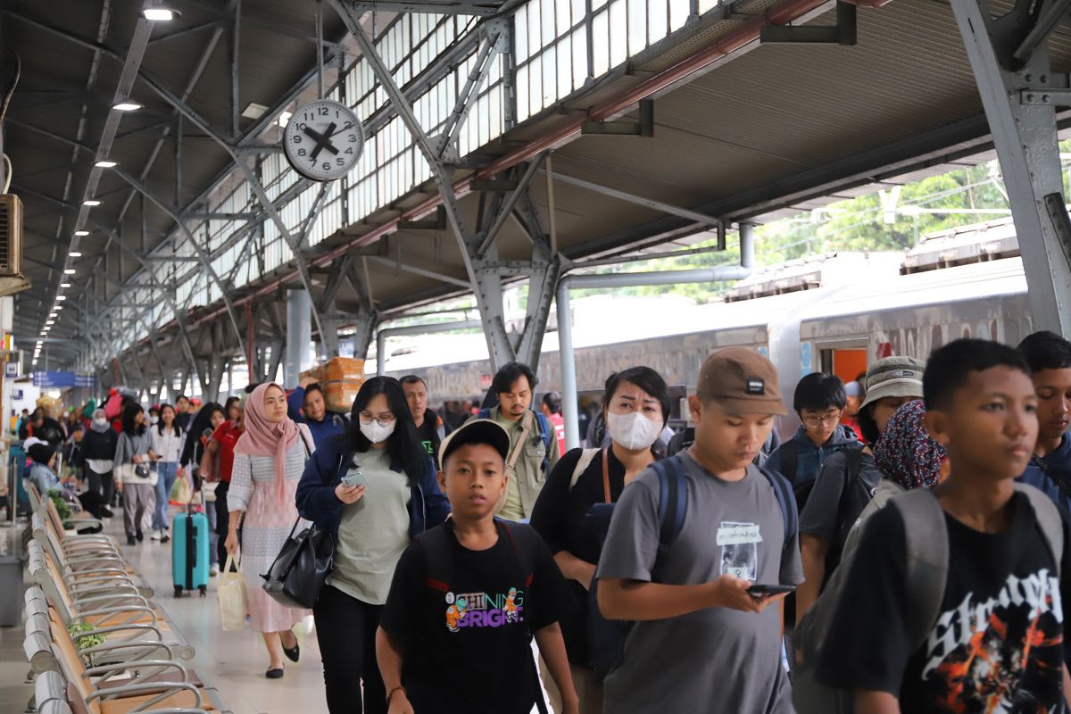 KAI Group mencatat 984.186 penumpang pada hari pertama Lebaran, mencerminkan tingginya minat masyarakat terhadap transportasi publik.
