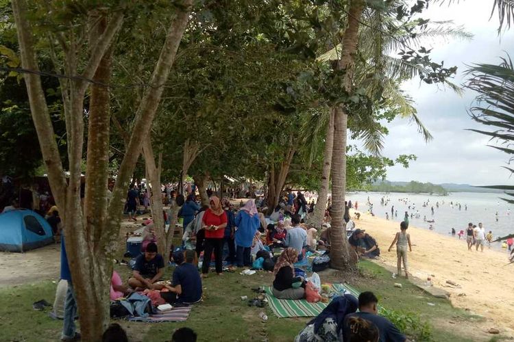 Hari kedua dan hari ketiga perayaan Idul Fitri 1444 hijriah, warga Batam, Kepulauan Riau (Kepri) banyak yang memilih liburan ke Pantai. Bahkan jumlah pengunjung mencapai 1.400 pengunjung mulai dari anak-anak hingga dewasa.