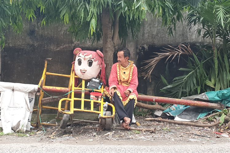 Di Balik Kostum Badut, Arman Berjuang di Medan Seharian demi Beras dan Sekolah Anak