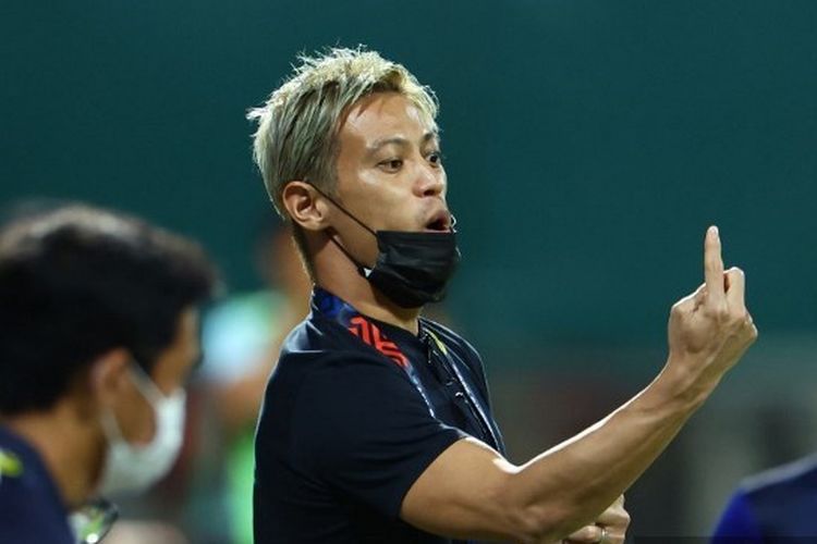 Pelatih Kamboja, Keisuke Honda, ketika menginstruksikan para pemainnya sebelum pertandingan melawan Indonesia di Piala AFF 2021 di Singapura. Terkini, Keisuke Honda mundur dari jabatannya sebagai pelatih Kamboja setelah negara tersebut gagal lolos ke semifinal SEA Games 2023 Kamboja.