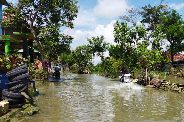 Suasana di Desa Kemlagi Lor, Kecamatan Turi, Lamongan, yang masih terendam banjir akibat luapan air Bengawan Njero, Selasa (10/5/2022).