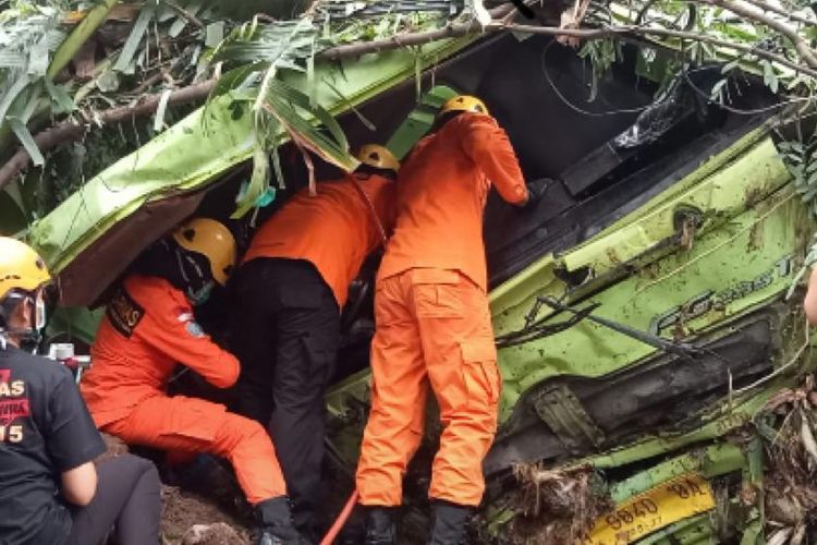 Saat petugas evakuasi sopir truk di tanjakan Silayur Semarang, Jawa Tengah. Jumat (24/6/2022)