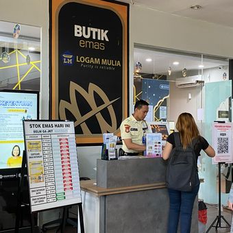 Ilustrasi pembeli emas Antam di Butik Emas. Cek harga emas Antam hari ini. 