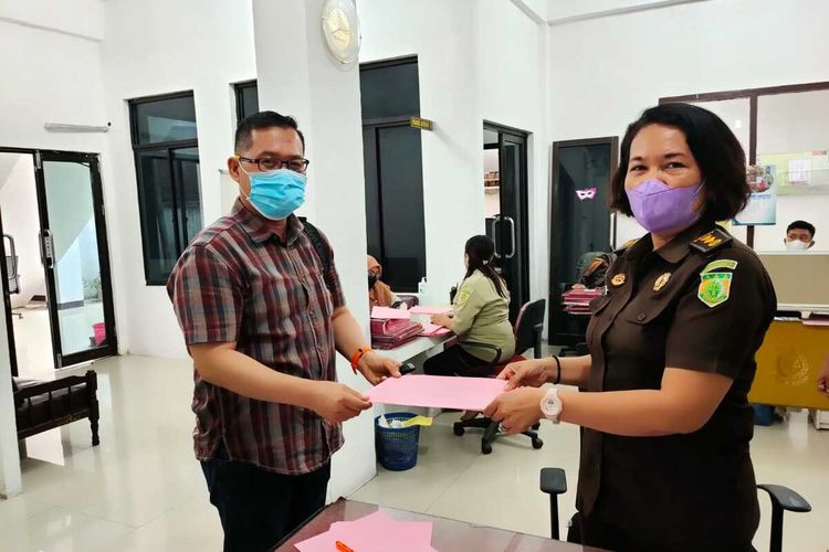 Foto: Ipda Fitra Jaya dan Anaknya MAF hadir di Kejaksaan Negeri Pematangsiantar dalam perdamaian Restorative Justice pada 2 Februari 2022. | Dok: LBH Pematangsiantar