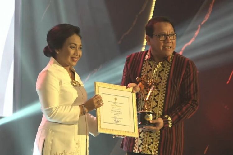 Walkot Metro Wahdi Siradjuddin menerima penghargaan KLA 2023 dari Menteri PPPA Bintang Puspayoga di Hotel Padma, Semarang, Jawa Tengah (Jateng), Sabtu (22/7/2023).