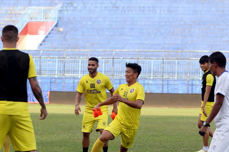 Pemain asal Brasil, Bruno Smith (tengah) latihan perdana bersama Arema FC di Stadion Kanjuruhan Kabupaten Malang, Jawa Timur, Senin (05/10/2020) sore. 