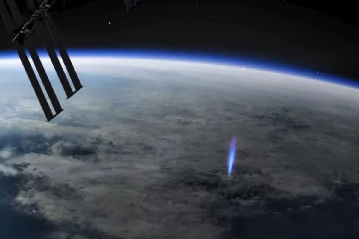 Gambar fenomena petir biru, Blue Jet, yang terekam para ilmuwan ESA dari Stasiun Luar Angkasa Internasional.