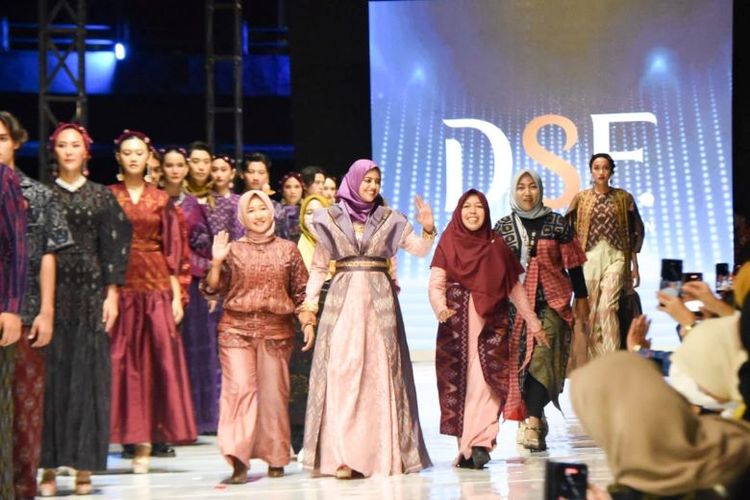 Dhoho Street Fashion (DSF) menampilkan warisan budaya Tenun Ikat Kediri diselenggarakan Sabtu (14/10/2023). 