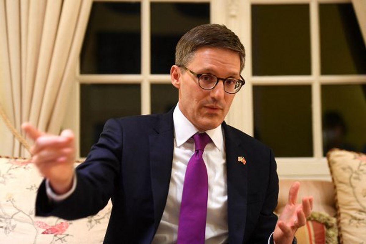 Penasihat senior Menteri Luar Negeri AS Derek Chollet menghadiri meja bundar di kediaman duta besar AS untuk Vietnam di Hanoi pada 1 April 2022. Dia diagendakan akan berkunjung ke Indonesia dan Thailand pekan ini.