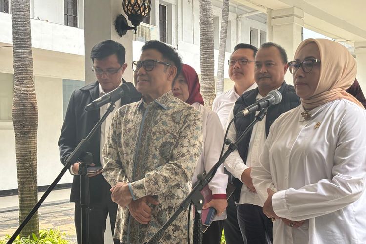 Menteri Koordinator Bidang Pemberdayaan Masyarakat (Menko PM) Muhaimin Iskandar atau Cak Imin (kiri)