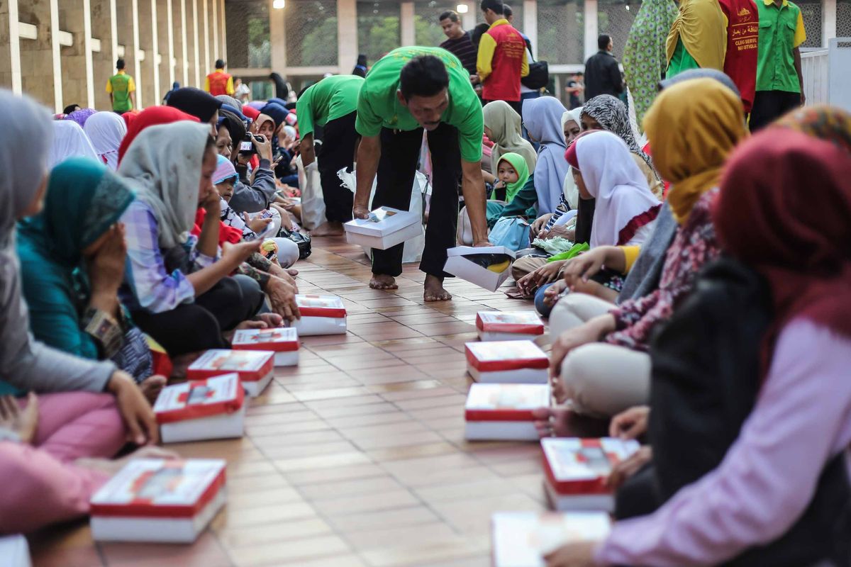 Umat muslim berkumpul untuk menunggu waktu berbuka puasa di Masjid Istiqlal, Jakarta Pusat, Selasa (7/5/2019). Masjid Istiqlal menyiapkan 2.000 - 4.000 takjil setiap hari selama Ramadhan 1440 H.