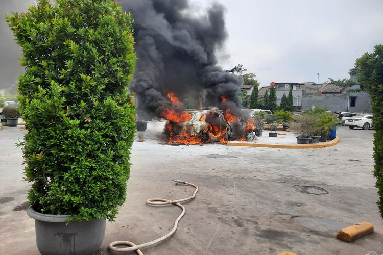 Api melahap mobil yang terparkir di Rest Area KM 6 Jakarta-Cikampek, Jumat (12/11/2021).