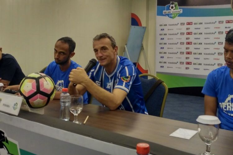 Pelatih Persiba Milomir Seslija (tengah) saat memberikan keterangan pers jelang pertandingan menghadapi Bali United
