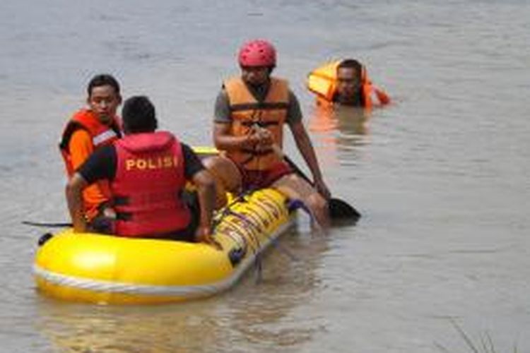 Tim Sar menyusuri Sungai Gung mencari Tantomi, bocah laki-laki 8 tahun warga Dukuh Salam Tegal, Jawa Tengah, Minggu (26/01/2014). Tantomi ditemukan tewas setelah dilaporkan menghilang saat bermain layang-layang.  