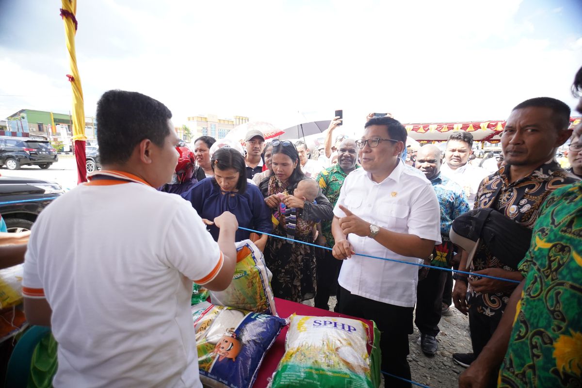 Kepala Bapanas Arief Prasetyo Adi menyelenggarakan pasar murah
