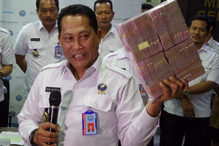 Kepala BNN Budi Waseso saat memperlihatkan barang bukti uang Rp 400 juta dalam konferensi pers di Kantor BNN, Cawang, Jakarta Timur, Rabu (17/1/2018).