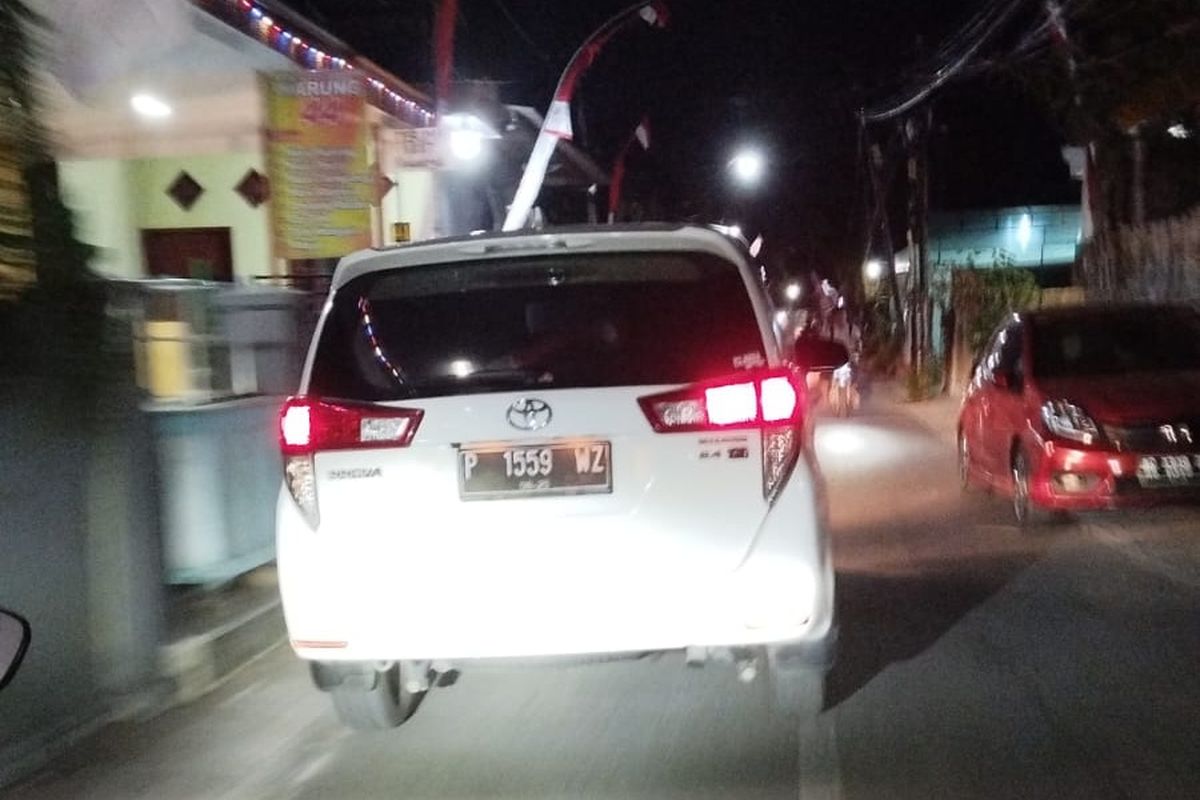 Cak Mat saat mengejar mobil yang dipakai kabur pelaku penculikan di Jalan Veteran Kota Kediri, Jawa Timur, Sabtu (3/8/2024).