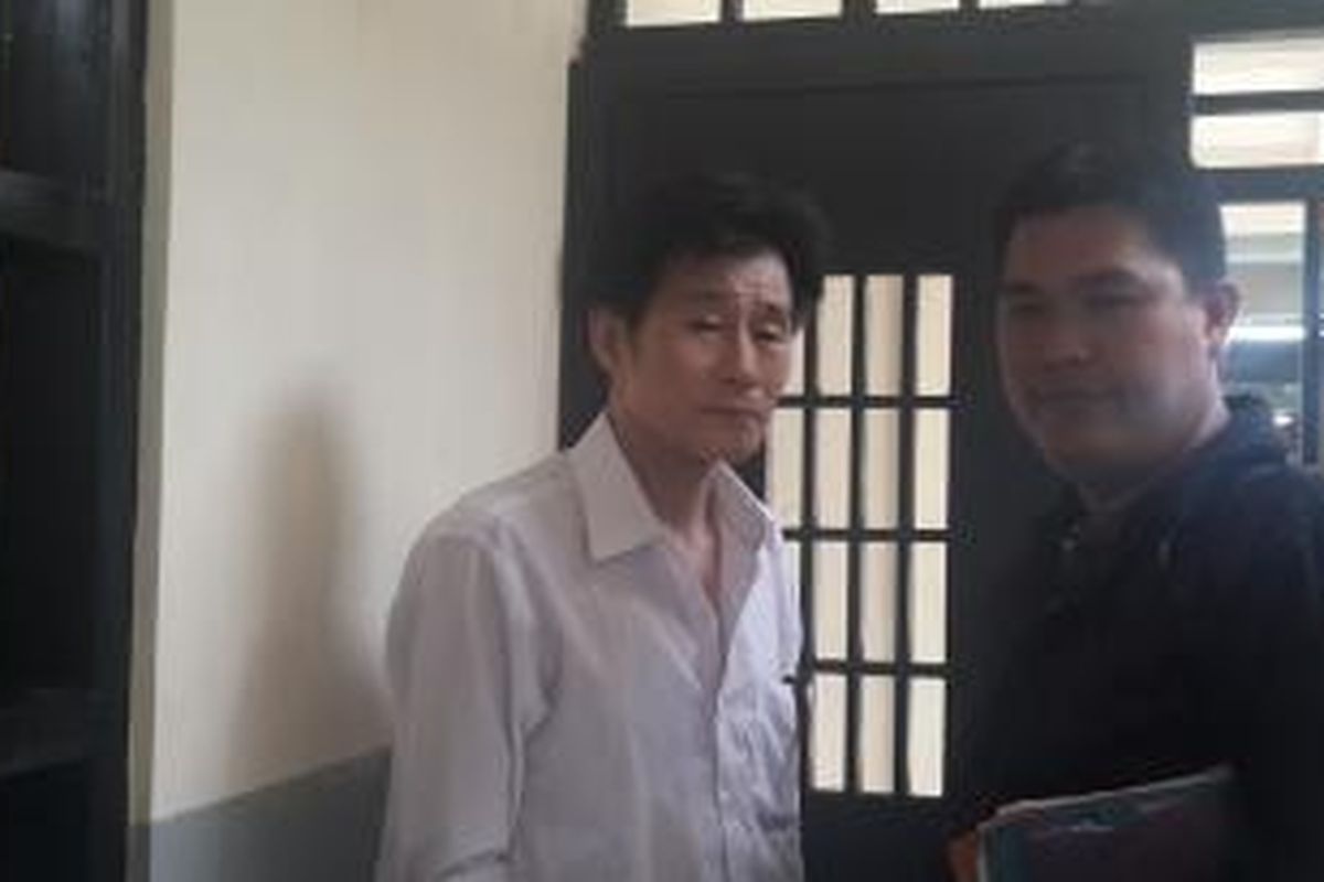 Pria asal Korea Bung Chul Yo alias Chandra (kiri) dan pengacaranya, Eko (kanan) di Pengadilan Negeri Jakarta Utara, Selasa (17/3/2015).