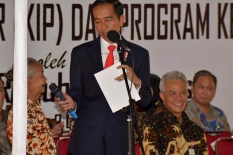 Presiden RI Joko Widodo saat berdialog dengan seorang penerima PKH, Mbah Munijah, dalam acara penyerahan Kartu Indonesia Pintar (KIP) dan Program Keluarga Harapan (PKH) Provinsi Jateng, di SMA Negeri 1 Kota Semarang, Senin (9/10/2017).