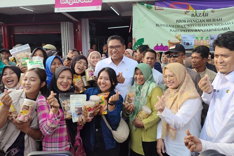 Wamentan RI Sudaryono (tengah) berfoto bersama Bupati Banjarnegara dr. Amalia Desiana dalam acara Pelepasan Ekspor Komoditas Tepung Mocaf oleh PT Rumah Mocaf Indonesia bekerja sama dengan Koperasi Desa Merah Putih (KDMP di Desa Bawang, Banjarnegara, Sabtu (20/9/2025).