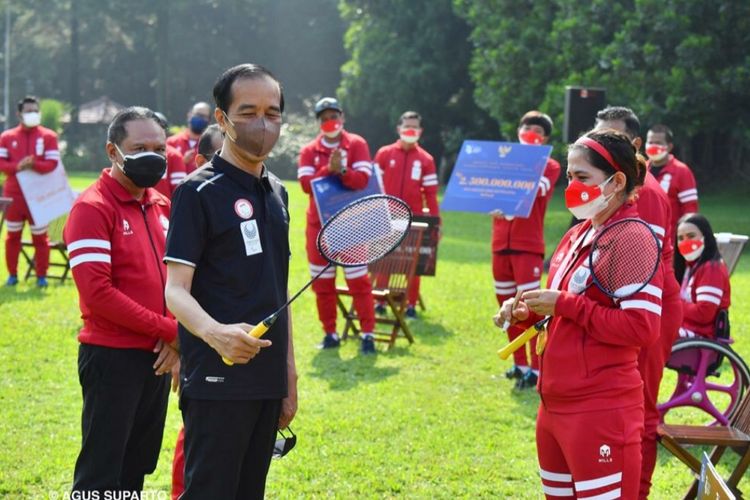 Presiden Joko Widodo menerima hadiah raket dari Leani Ratri Oktila di Istana Kepresidenan Bogor, Jumat (17/9/2021).