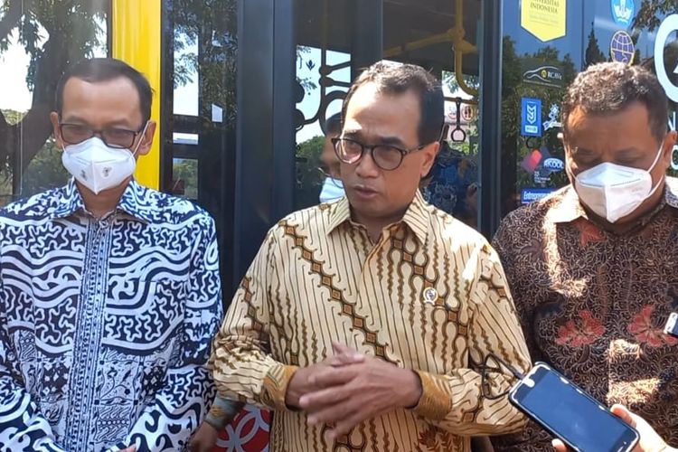Menteri Perhubungan, Budi Karya Sumadi didampingi Rektor Universitas Indonesia, Ari Kuncoro tengah memaparkan keterangannya kepada wartawan, pada Jumat (10/6/2022). Pemaparannya, terkait bus listrik yang diserahkan UI untuk dukung kegiatan Presidensi G20 di Bali.