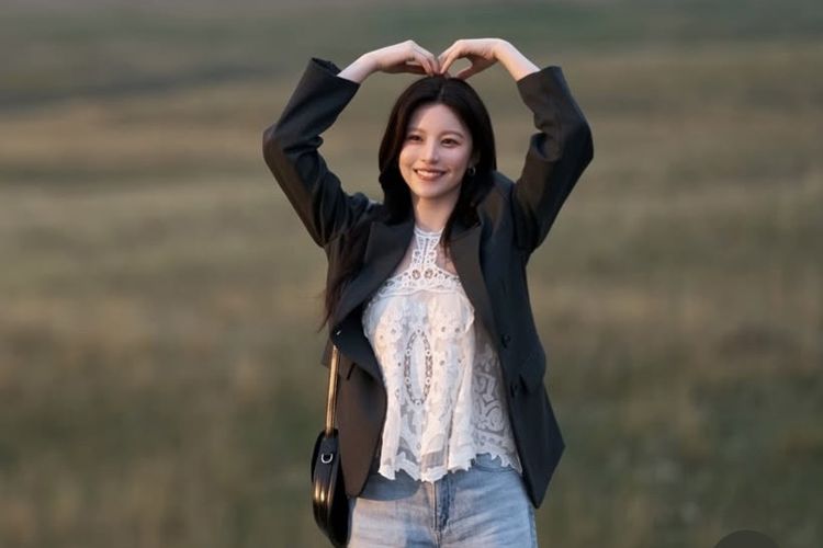 Outfit aktris Go Youn Jung dalam serial ‘Can This Love Be Translated?’