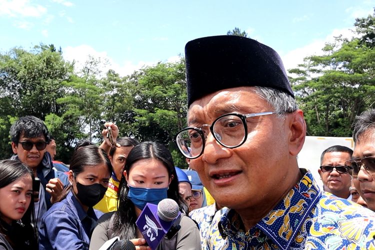Menteri PU Dody Hanggodo mendatangi lokasi kejadian kecelakaan maut di Gerbang Tol Ciawi 2 pada Rabu (5/2/2025).