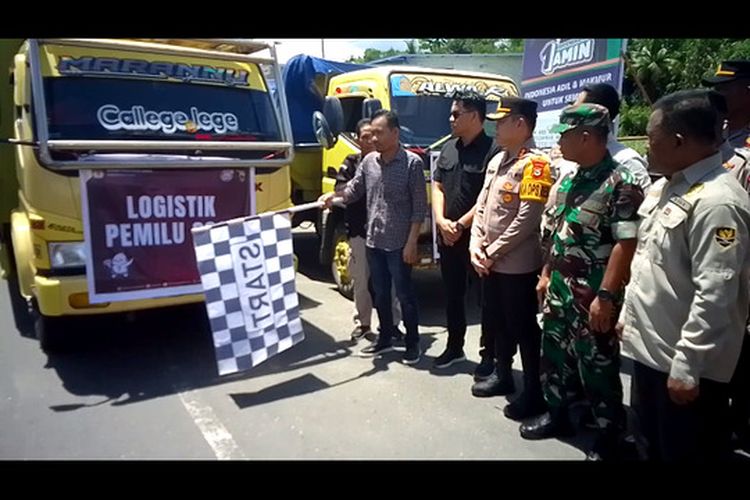 KPU Luwu, Sulawesi Selatan, mulai mendistribusikan logistik Pemilu ke 10 kecamatan tersulit, Minggu (11/2/2024)